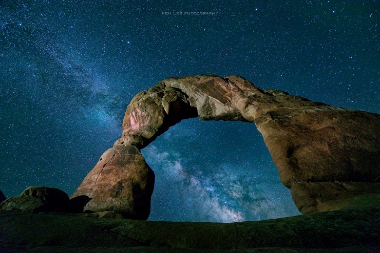 Organizing a photo shoot of Delicate Arch with the Milky Way