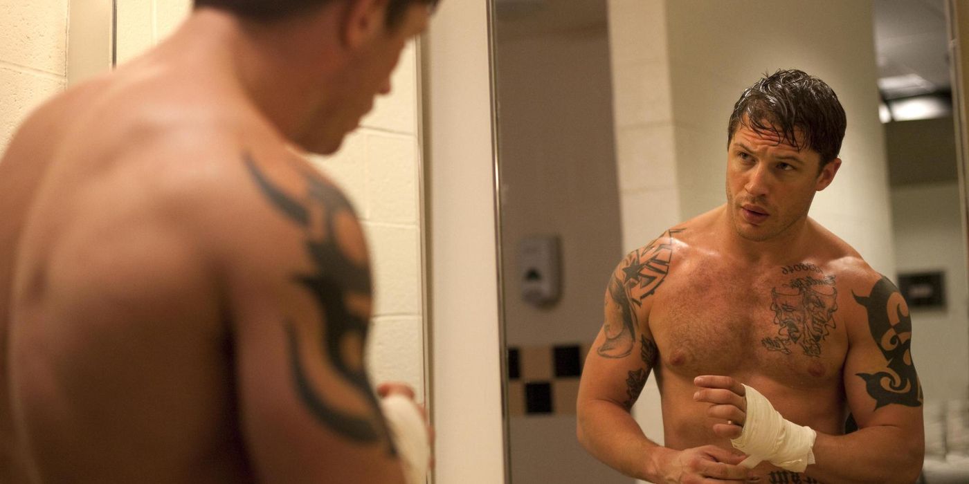 Tom Hardy preparing to fight in Warrior.