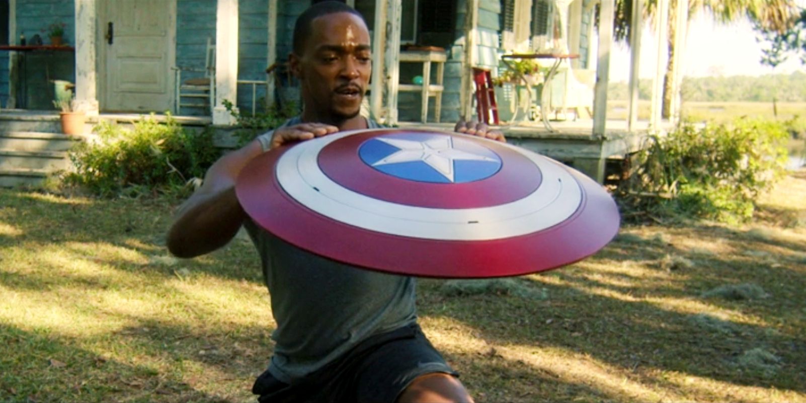 Sam Wilson holding Captain America's shield in Falcon and the Winter Soldier