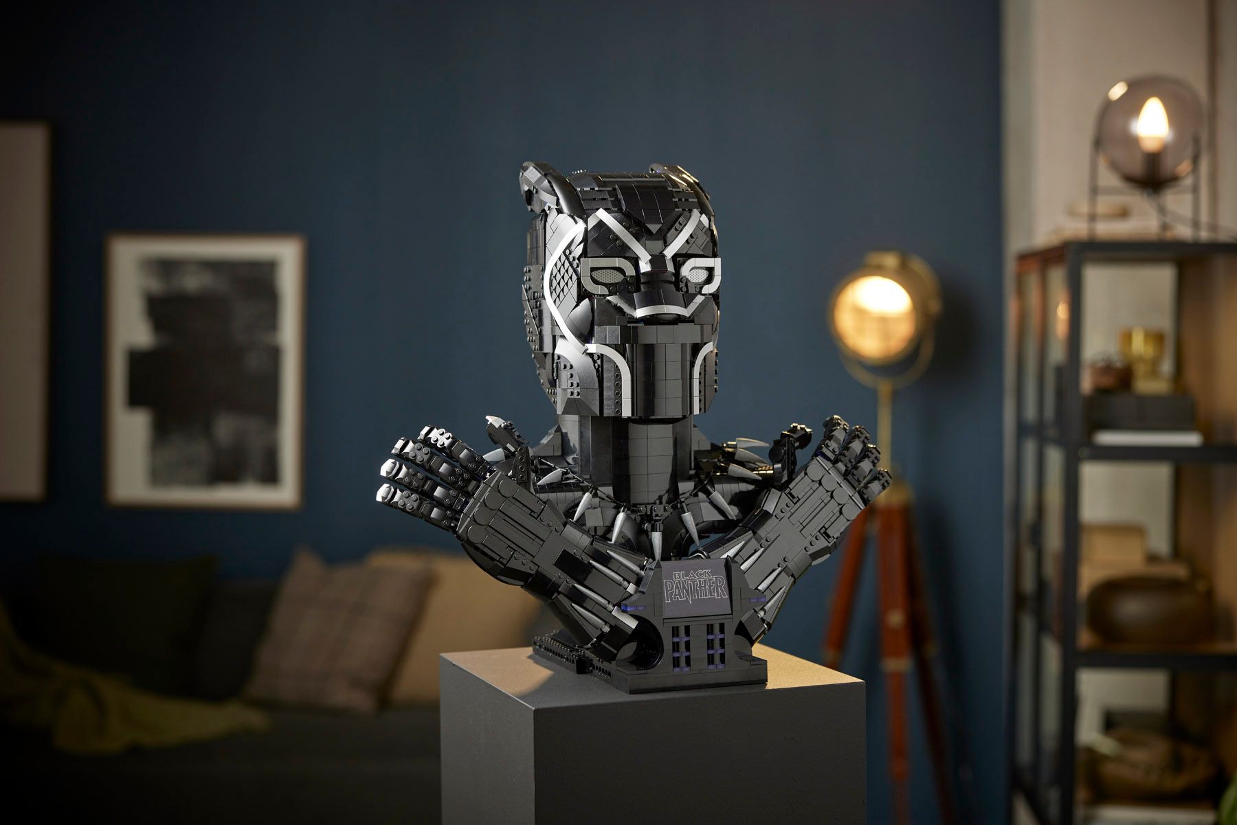 76215 LEGO Marvle Black Panther Bust Display 3