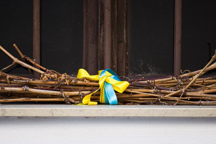 yellow and blue ribbons around sticks Durnstein