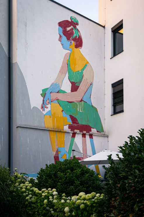 The mural "Ballerina" by the Spanish artist Aryz adorns the façade of the Promenade Gallery's inner courtyard.
