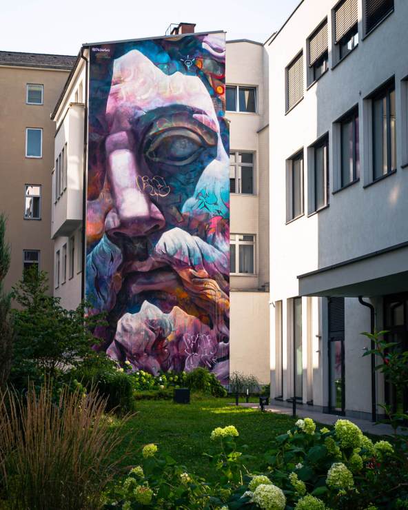 The mural "Poseidon" by the internationally successful street art duo PichiAvo from Spain is located on a house façade in the passageway of the Promenade Gallery